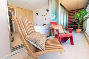 2 quartos, escrivaninha, ferros/tábuas de passar roupa