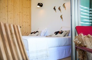 2 quartos, escrivaninha, ferros/tábuas de passar roupa