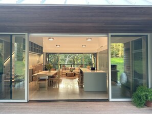 Dining - Entire home in West Tisbury, Massachusetts minutes from Lambert's Cove (West Tisbury)