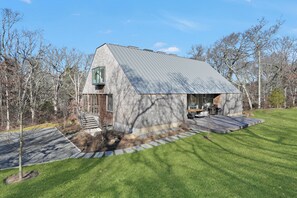 Exterior - Entire home in West Tisbury, Massachusetts minutes from Lambert's Cove (West Tisbury)