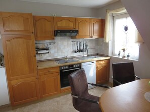 Kühlschrank, Ofen, Geschirrspüler, Wasserkocher mit Kaffee-/Teezubehör