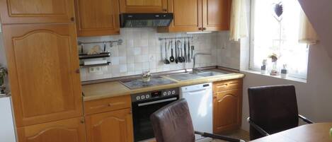 Fridge, oven, dishwasher, coffee/tea maker