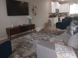 TV, offices - Luxury Townhome in Gated Community - The RIM, La Cantera, Fiesta Texas, Dominion (San Antonio)