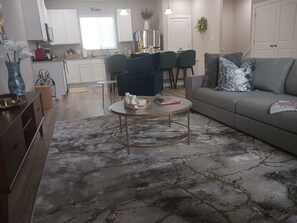 TV, offices - Luxury Townhome in Gated Community - The RIM, La Cantera, Fiesta Texas, Dominion (San Antonio)