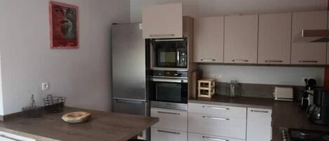 Een koelkast, een microgolfoven, een oven, een kookplaat