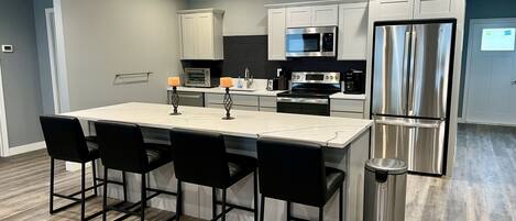 Kylskåp, mikrovågsugn, ugn och spishäll