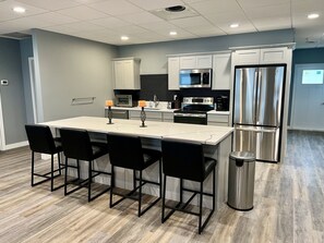 ثلاجة، ميكروويف، فرن، موقد طهي مسطح