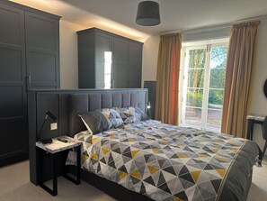 4 makuuhuonetta, työpöytä, silitysrauta/-lauta, vauvan matkasänky