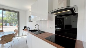 Kühlschrank, Mikrowelle, Ofen, Herdplatte