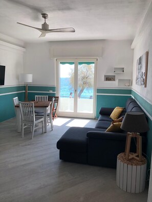 Smart TV - Mori's Beautiful Sea front Apartment - With A/C (Monterosso al Mare)