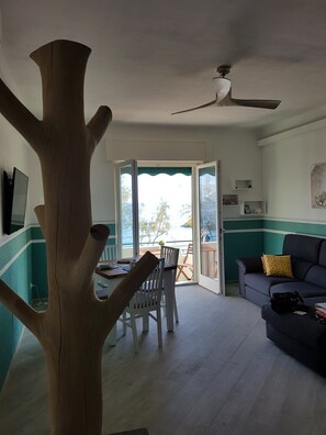 Smart TV - Mori's Beautiful Sea front Apartment - With A/C (Monterosso al Mare)