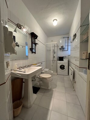 Bruser, hårtørrer, bidet