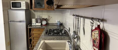 Surface de cuisson, vaisselle et ustensiles, table de salle Ă  manger