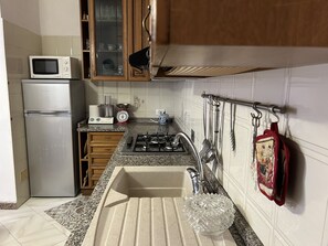 Herdplatte, Kochgeschirr/Geschirr/Besteck, Esstisch