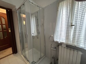 Dusche, Haartrockner, Bidet, Handtücher
