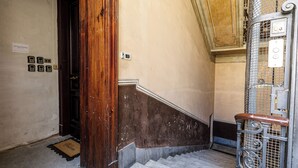 A staircase with a wooden handrail and a metal gate at the top. - Onlyrooms IV - Sea View & Free Parking (Cagliari)