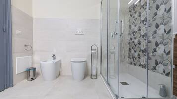 Deluxe Room | Bathroom
