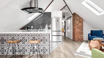 Réfrigérateur, four à micro-ondes, un four, surface de cuisson