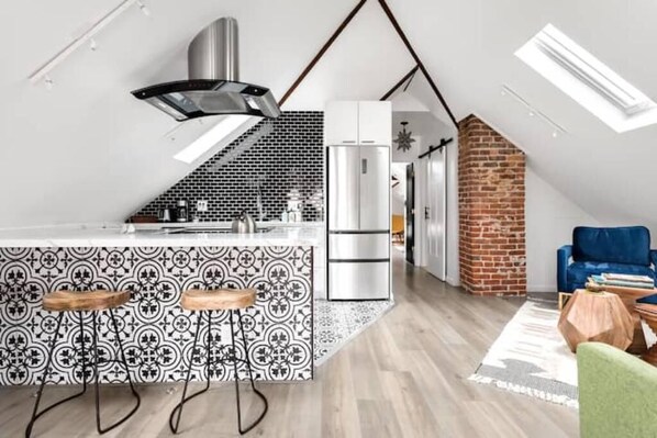 Réfrigérateur, micro-ondes, four, plaque de cuisson