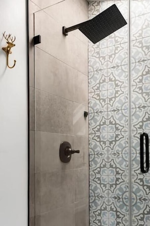 Hair dryer, towels, soap, shampoo - El Nido. Modern Victorian. Private Deck. Gated Parking. Fast, reliable Wi-Fi. (Oakland)