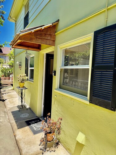 Parking, Private Yard. Fast Wi-fi. Washer and Dryer. Pet friendly. Close to Bart