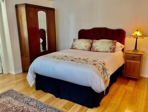 1 Schlafzimmer, Schreibtisch, Bügeleisen/Bügelbrett, Reisekinderbett