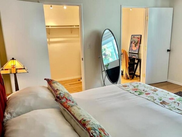 1 室のベッドルーム、デスク、アイロン / アイロン台、旅行用ベビーベッド