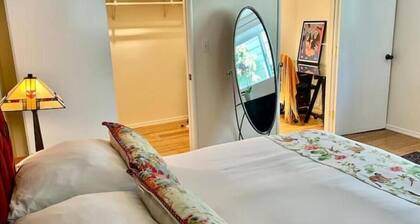 Parking, Private Yard. Fast Wi-fi. Washer and Dryer. Pet friendly. Close to Bart