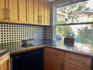 冷蔵庫、電子レンジ、オーブン、コンロ