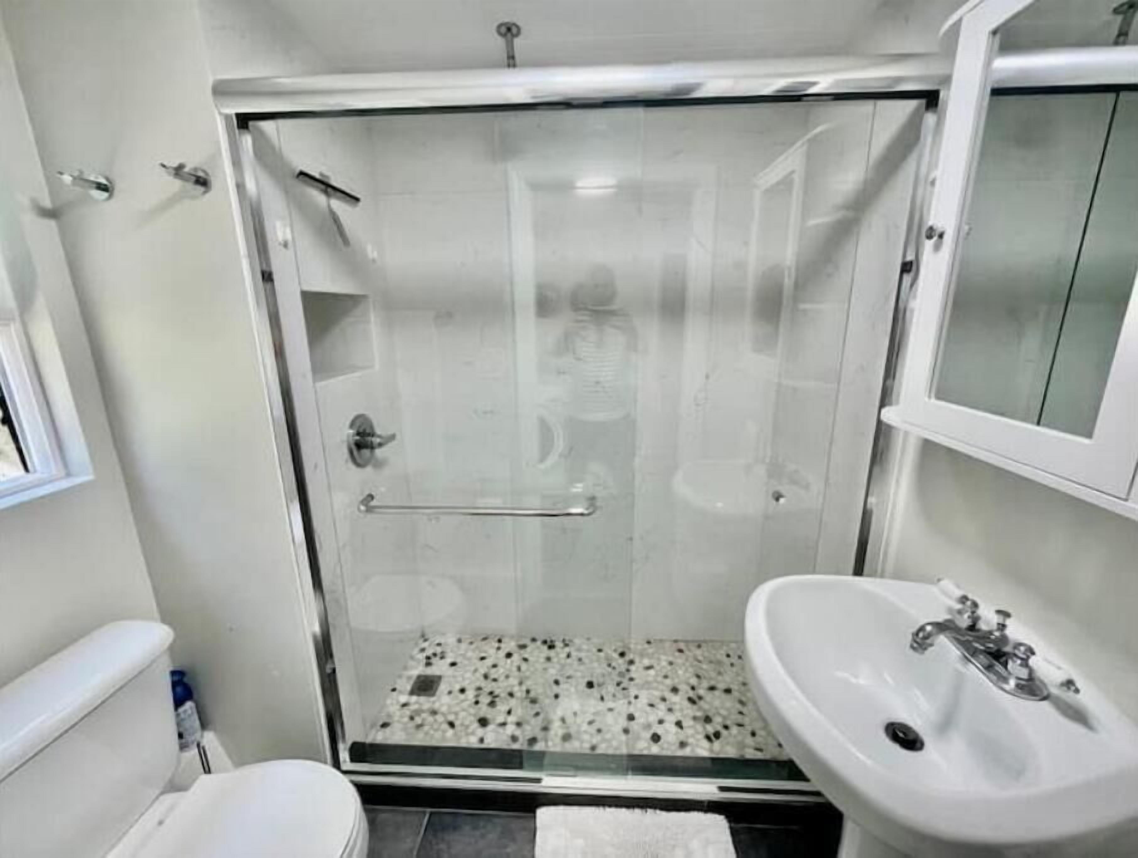Ducha, secador de pelo, toallas, jabón
