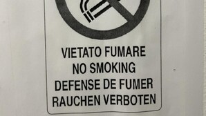 A no-smoking sign with text in multiple languages. - VENICE NIGHT 25 DOUBLE ROOM  A (Mestre)