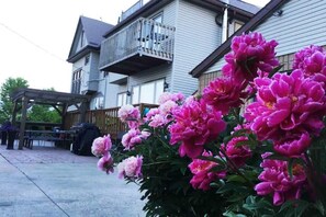 Property grounds - Arden's Castle by the Falls (Niagara Falls)