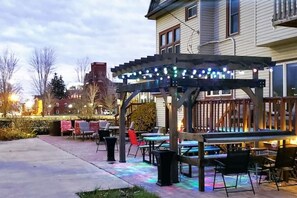 Outdoor dining - Arden's Castle by the Falls (Niagara Falls)