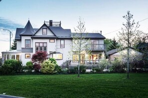 Exterior - Arden's Castle by the Falls (Niagara Falls)