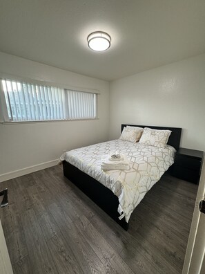 2 bedrooms, iron/ironing board, travel crib, WiFi - Experience comfort and convenience in our ground-floor, perfect for your stay (San Jose)