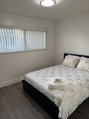 2 slaapkamers, een strijkplank/strijkijzer, reisbedje, wifi