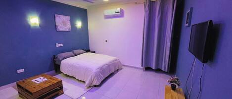 1 sovrum, värdeförvaringsskåp på rummet och skrivbord