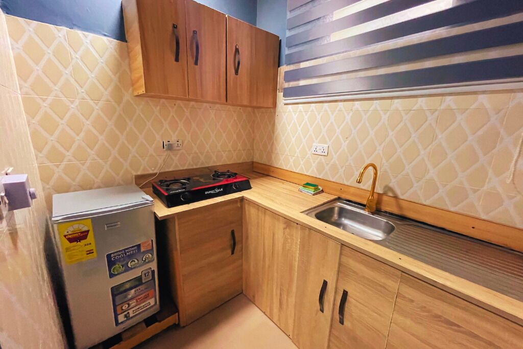 Kühlschrank, Wasserkocher, Kochgeschirr/Geschirr/Besteck, Esstisch