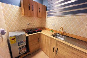 Refrigerador, tetera eléctrica, utensilios de cocina y comedor