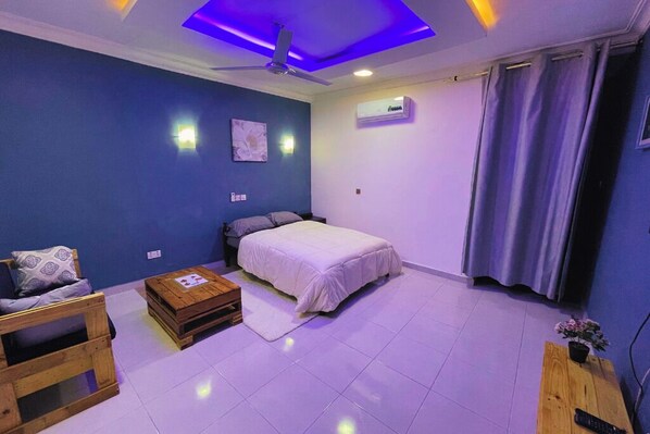 1 habitación, caja de seguridad en la habitación y escritorio