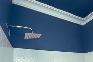 Serviettes fournies, savon, papier toilette