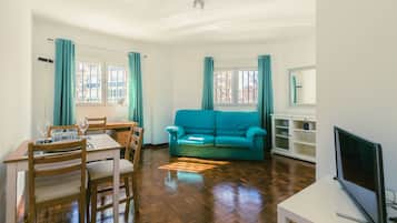 Una televisión, un reproductor estéreo