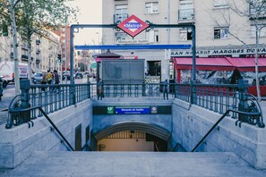 Der Eingang einer Metrostation mit einem Schild für 'Marqués de Vadillo' und einem 'Metro'-Schild darüber.