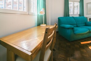 TV - Madrid Rio Perfect location for exploring Madrid! Modern 1-bed flat sleeps 2. (Madrid)