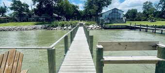 Gorgeous, 3 rm 3.5 bath w/huge patio under home minutes from Kemah water front.
