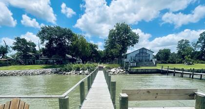Gorgeous, 3 rm 3.5 bath w/huge patio under home minutes from Kemah water front.
