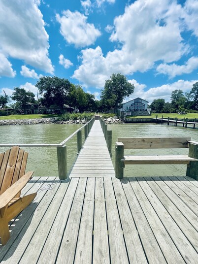 Gorgeous, 3 rm 3.5 bath w/huge patio under home minutes from Kemah water front.