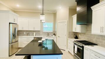 Coffee/tea maker, fridge, microwave, oven