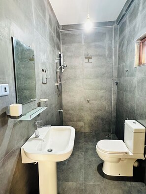 Dusche, kostenlose Toilettenartikel, Handtücher, Seife
