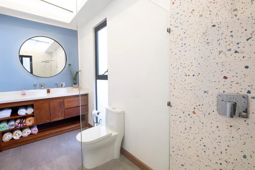 Douche, sèche-cheveux, serviettes fournies, savon